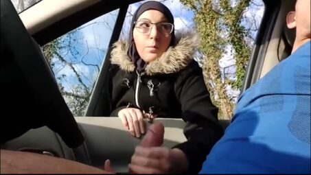 Mãe Argelina Hijabi Handjob Jovem no Carro Flashing Vídeo Pornô Vazado Borntobefuck